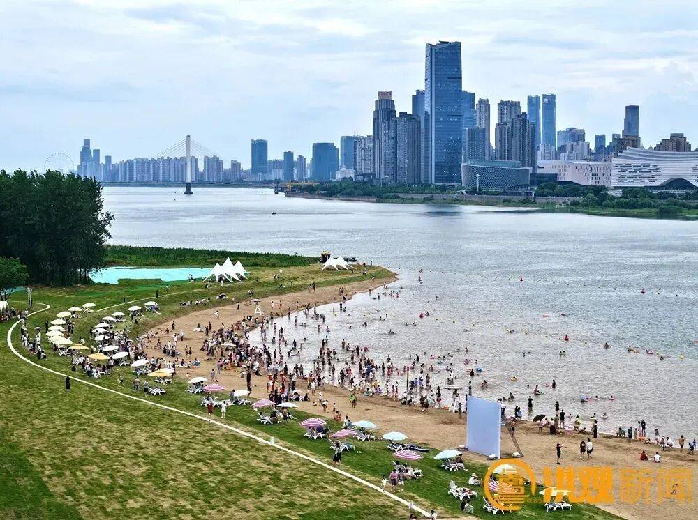 全新体验项目来了！“两滩七湾”天然泳场岸线游玩指南→2025江西省城市足球联赛-赛程/比分/球队阵容全掌握-本地足球热血来袭！