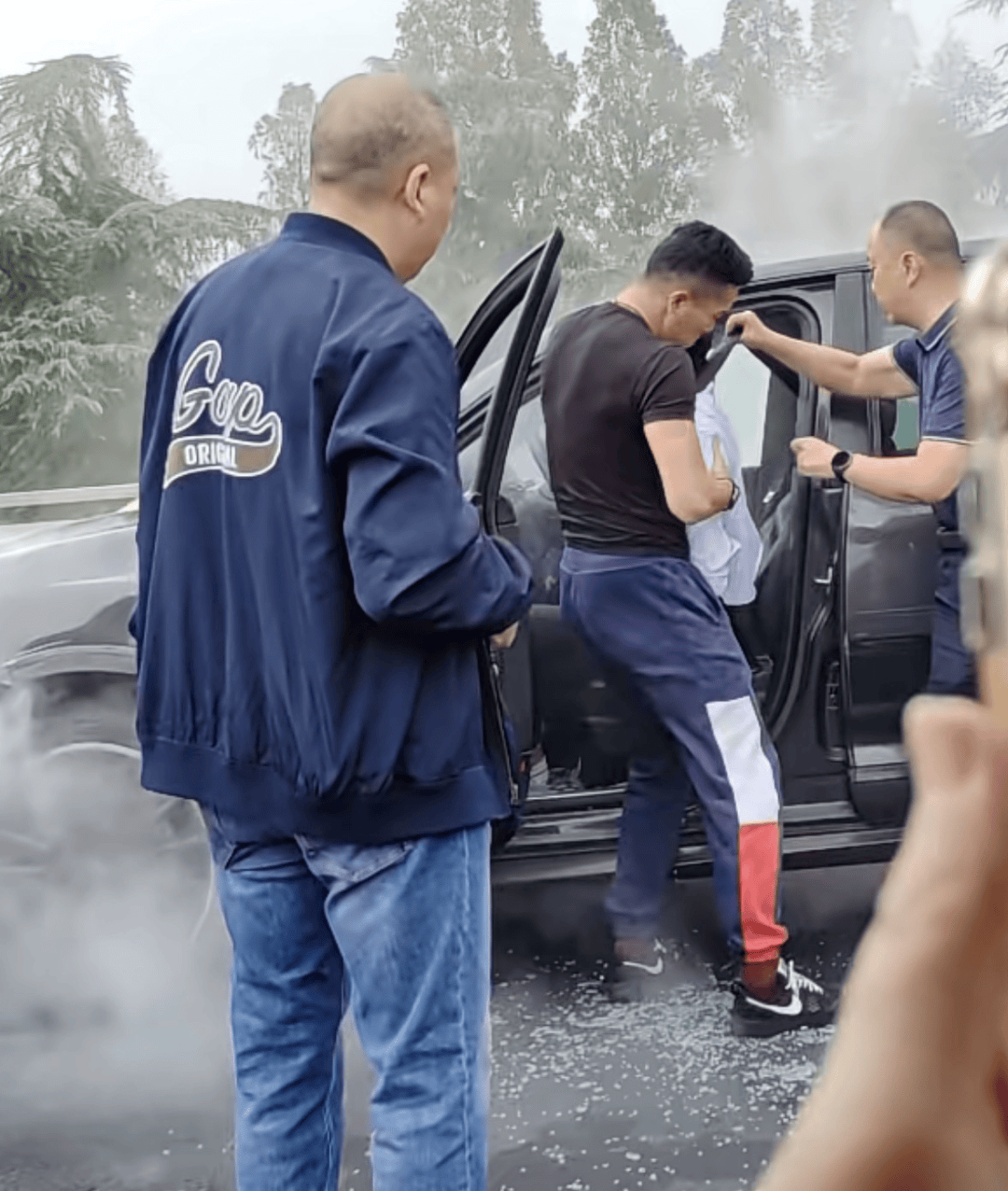 司机晕厥导致车辆碰擦 南京3名便衣交警齐心相救
