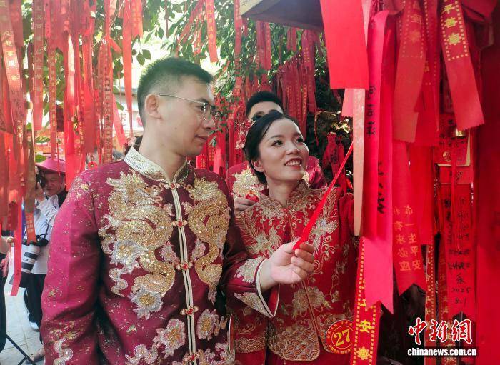 中越德天（板约）瀑布集体婚礼在广西大新县举行