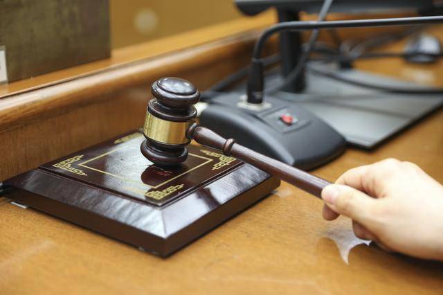 乘客“开门杀”致人八级伤残，司机被判全责需赔200多万