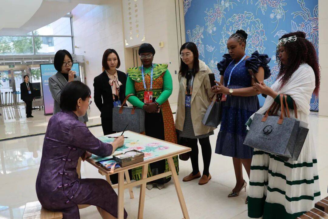 “数智赋能妇女和女童成果展”引发各国嘉宾热烈反响