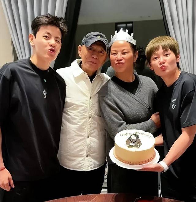 10月16日,杨飞鹏去世了,正当人们还在为杨舒予,杨力维两姐妹喝彩的