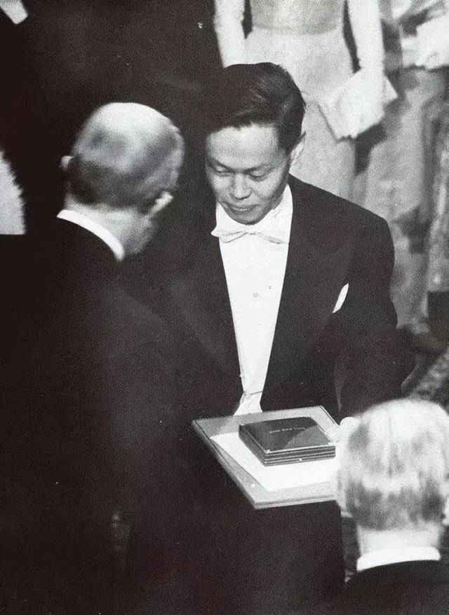 杨振宁刚去世，翁帆终于发声，字字催泪，清华大学吊唁堂细节感人
