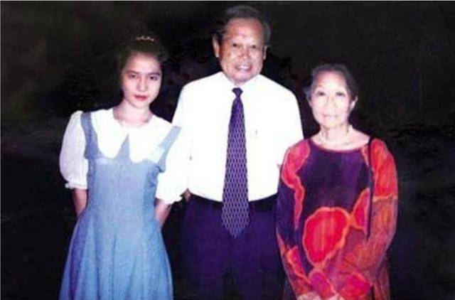 杨振宁刚去世，翁帆终于发声，字字催泪，清华大学吊唁堂细节感人
