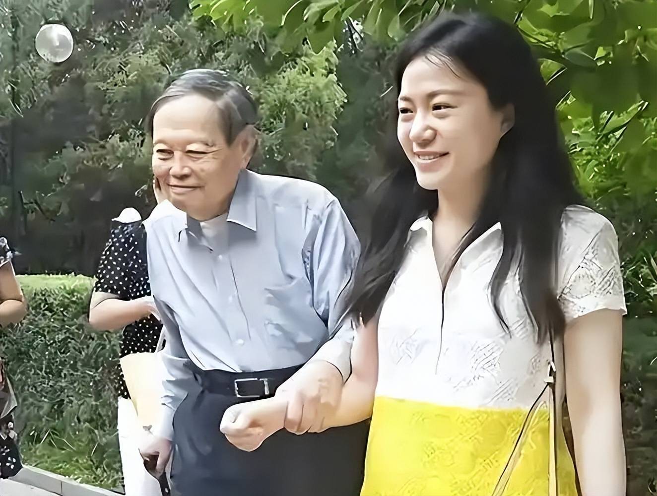 原创             痛心！杨振宁离世才2天，令人恶心的一幕上演，翁帆曾公开辟谣