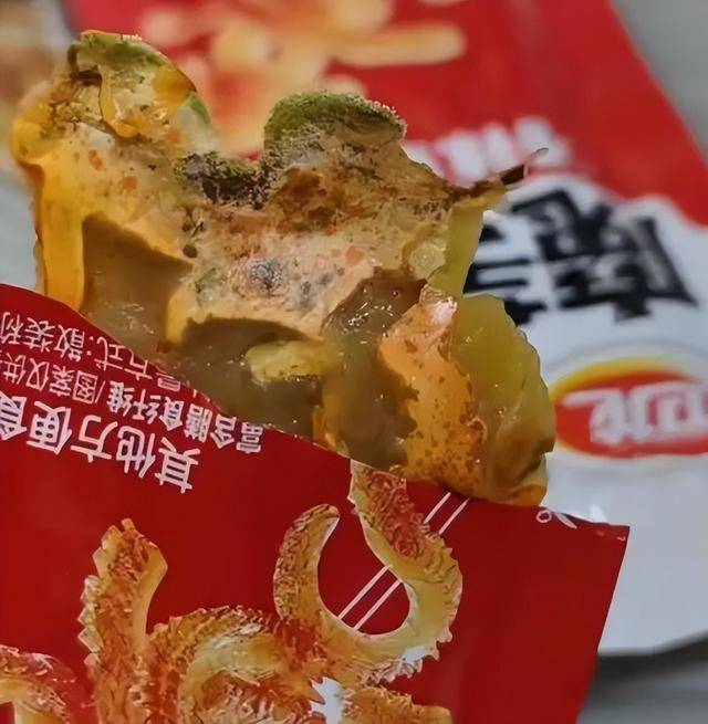 好想来买到发黑卫龙魔芋爽:女子称食用后呕吐头昏等中毒症状(图2)