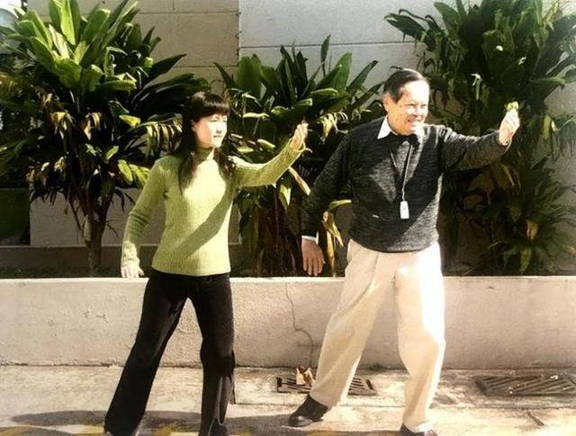 原创             翁帆相伴21年，杨振宁去世后，继子杨光诺一句感谢话让她口碑暴涨