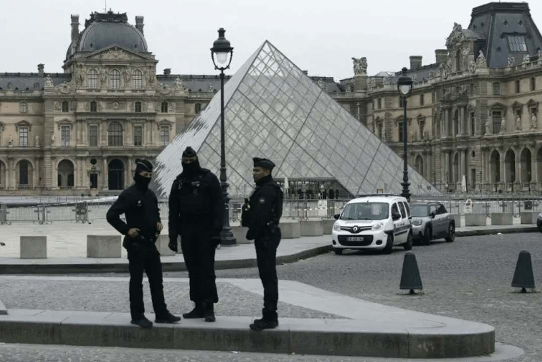 图片[3]-卢浮宫抢劫案作案画面曝光：嫌疑人戴黑色头套扮建筑工人，光天化日下用电锯割开展示柜 -华闻时空