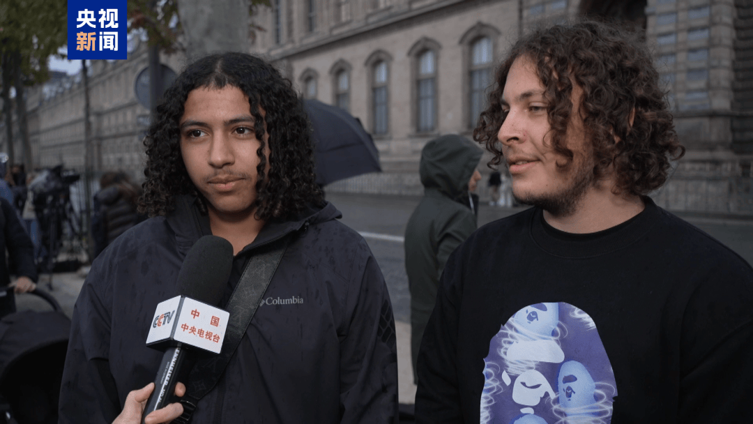 图片[11]-卢浮宫抢劫案作案画面曝光：嫌疑人戴黑色头套扮建筑工人，光天化日下用电锯割开展示柜 -华闻时空