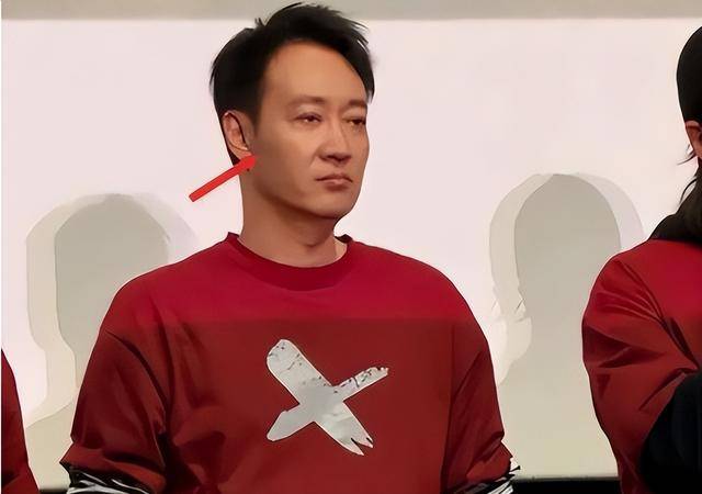 辛柏青带17岁女儿寺庙祈福!父女俩一直牵着手,李乃文也陪着好友