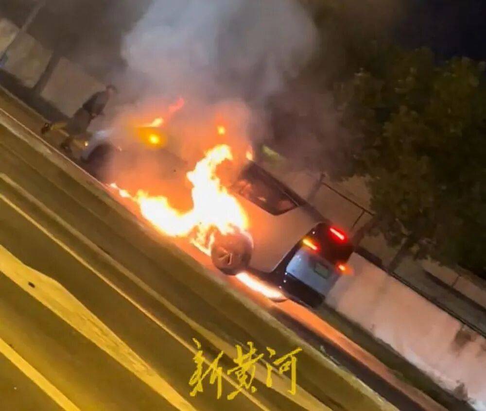 理想Mega行驶中无碰撞起火车辆被烧成空架 回应:配合调查(图1)