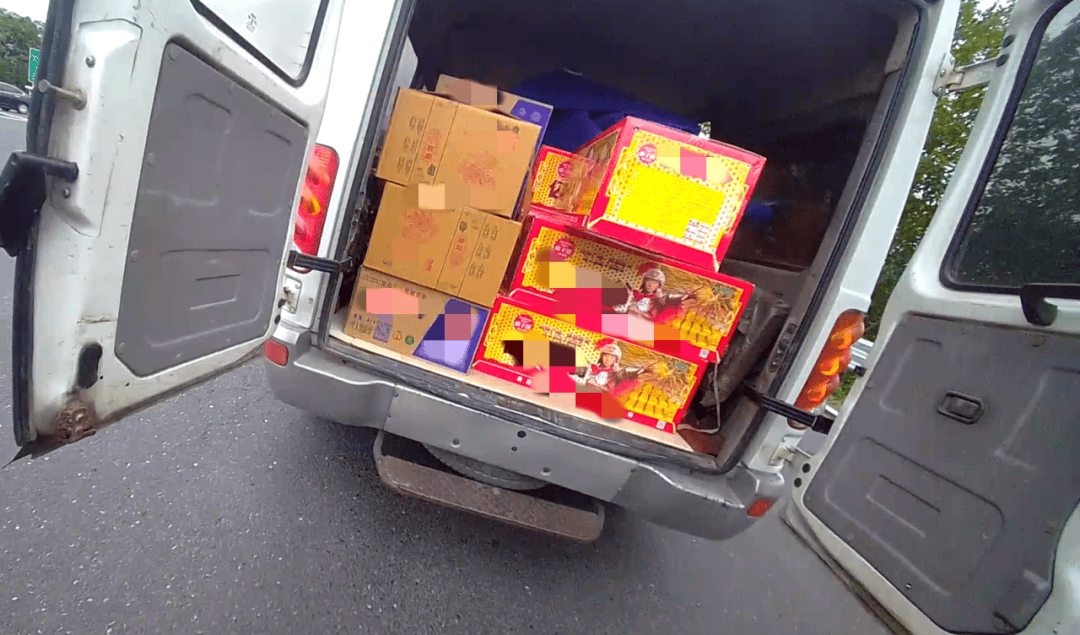 消防科普丨胆真大！为给儿女婚礼“添彩”，两亲家竟将“火药库”拉上高速