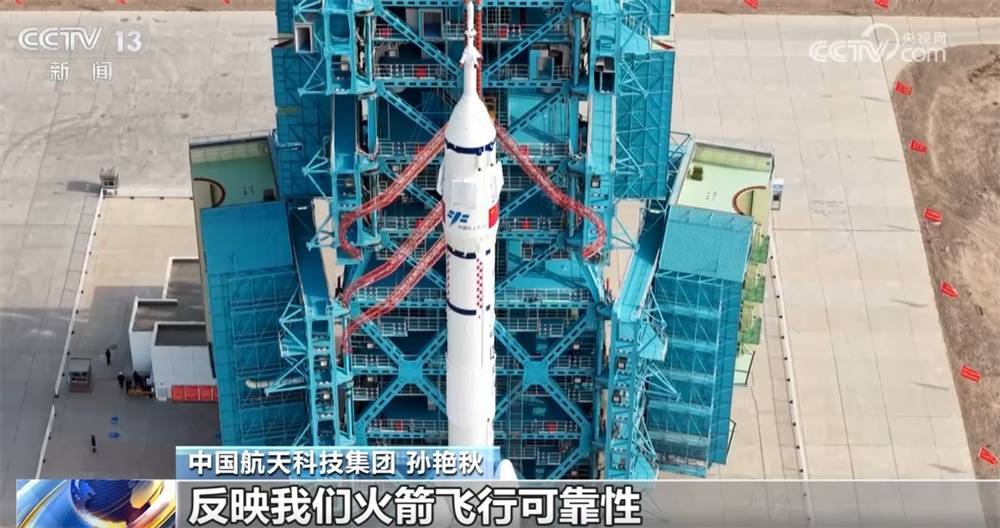 状态良好、“飞天”在即!神舟二十一号船箭组合体转运至发射区