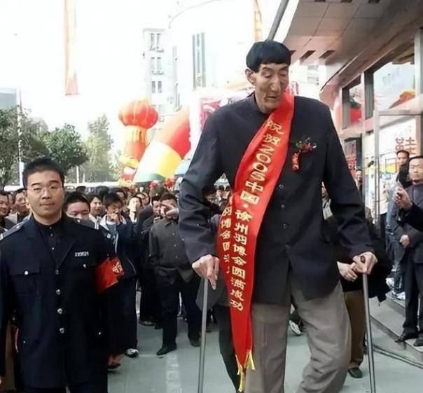 还带着他到医院做全面检查,鲍喜顺并不是巨人症,而是自然生长