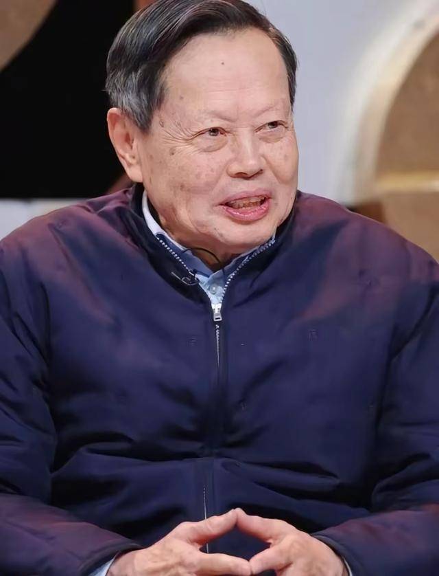 杨振宁葬礼不到24小时,清华宣布一重要决定,翁帆眼都哭肿了