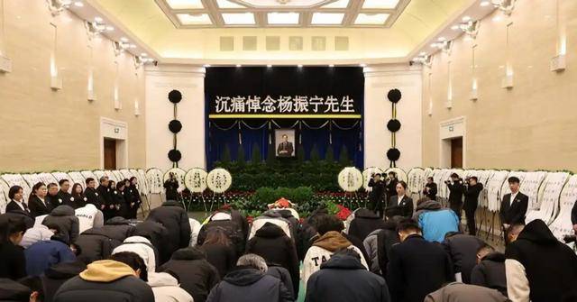 杨振宁葬礼不到24小时,清华宣布一重要决定,翁帆眼都哭肿了