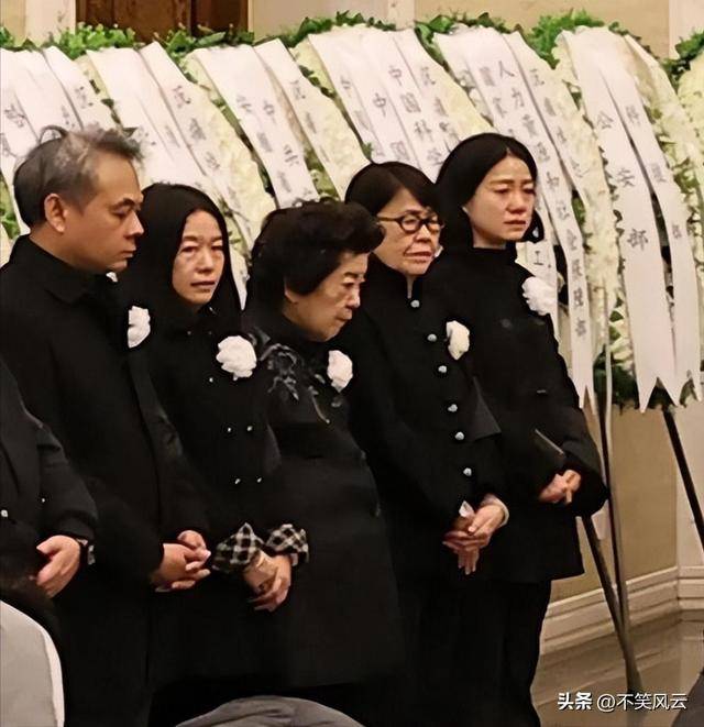 原创             杨振宁葬礼结束,次子杨光宇发声,围绕翁帆的 3 个疑问,也该解开