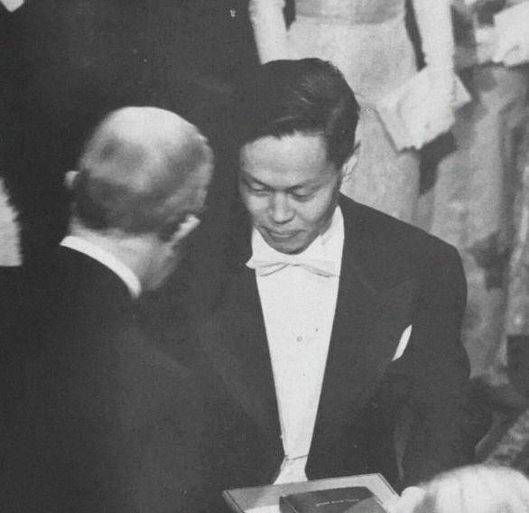 原创             八宝山告别后争议四起:杨振宁遗体盖国旗被喷,翁帆婚姻再被挑刺