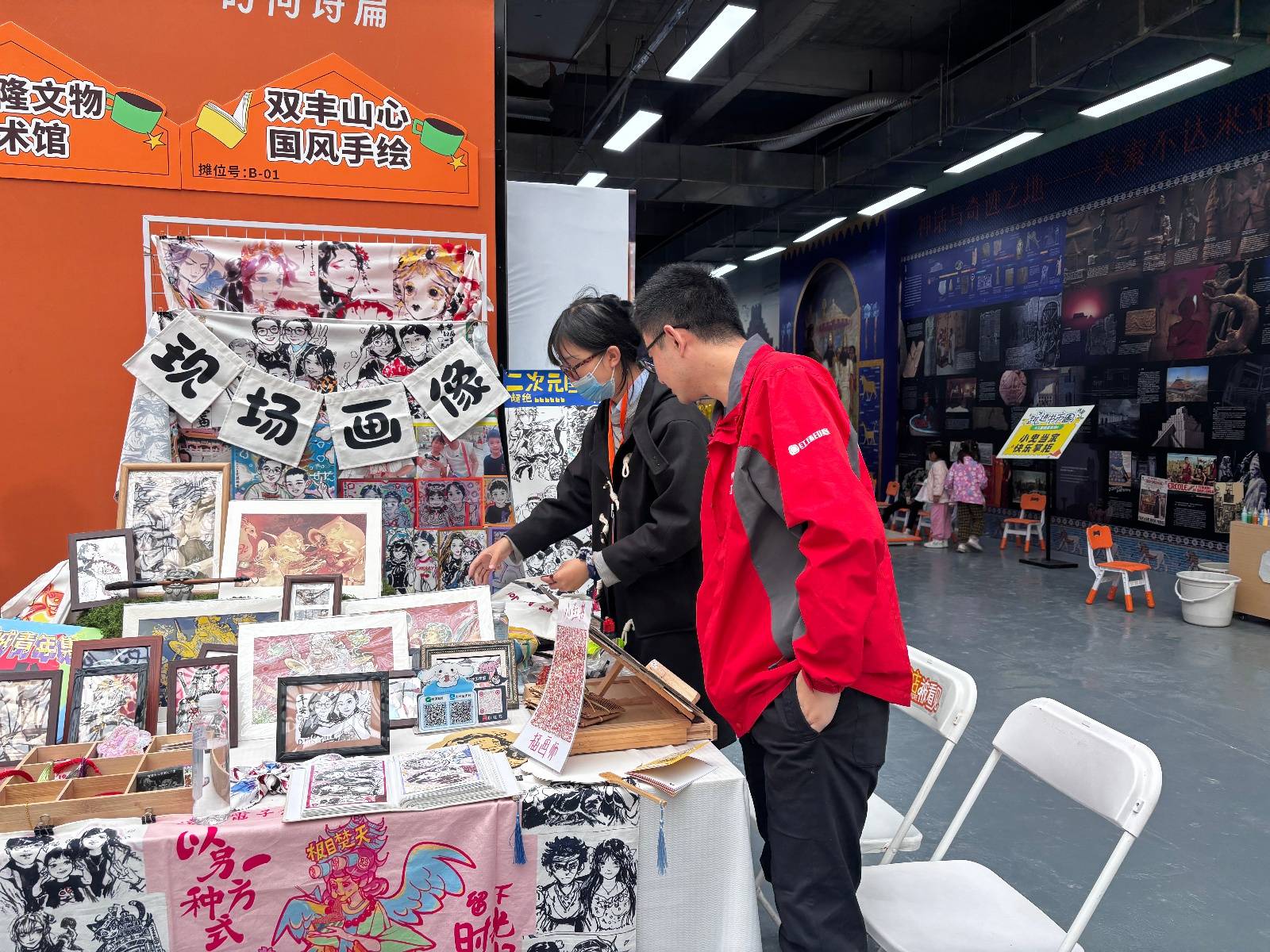 00后美术生毕业摆摊日入过千:用水墨手绘二次元国风画像,客流火爆时如同“鸡排哥”