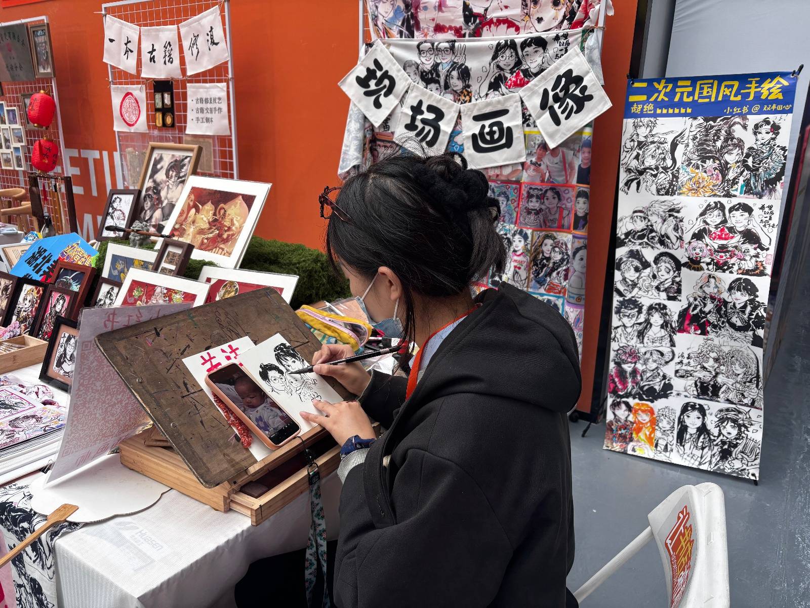 00后美术生毕业摆摊日入过千:用水墨手绘二次元国风画像,客流火爆时如同“鸡排哥”