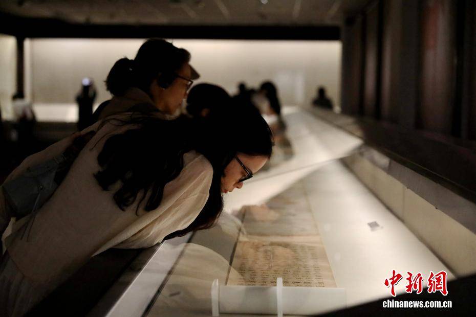 台北故宫博物院展出苏轼真迹 掀观展热潮