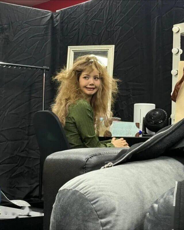 顶级女团爱豆“出乎意料”照火爆网络，网友：偶像包袱呢？ 插图2