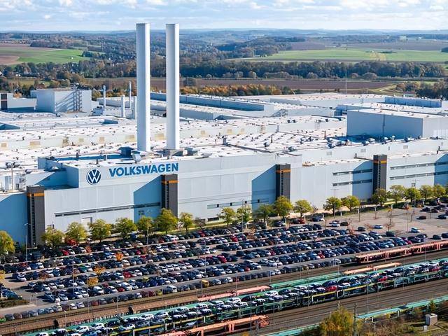 德国制造神话崩塌？大众汽车巨亏百亿，芯片断供危机逼停工厂