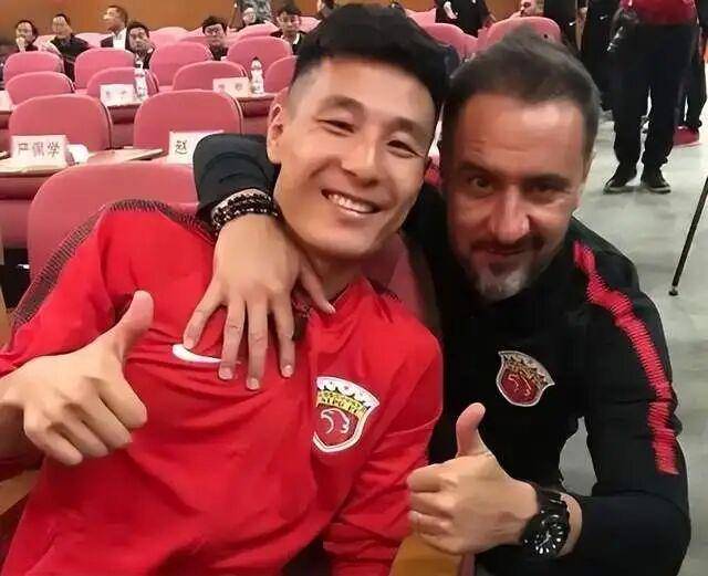 10轮不胜下课！57岁熟门帅赋闲，国足该捡漏吗？