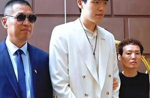 效仿姚明父母？疑似杨瀚森妈妈连续点赞“去美国陪儿子”言论