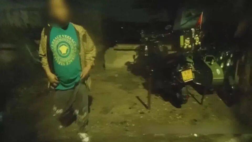 北京雨夜，一司机多次逆向车道超车，撞了两辆车后居然爬进车底…