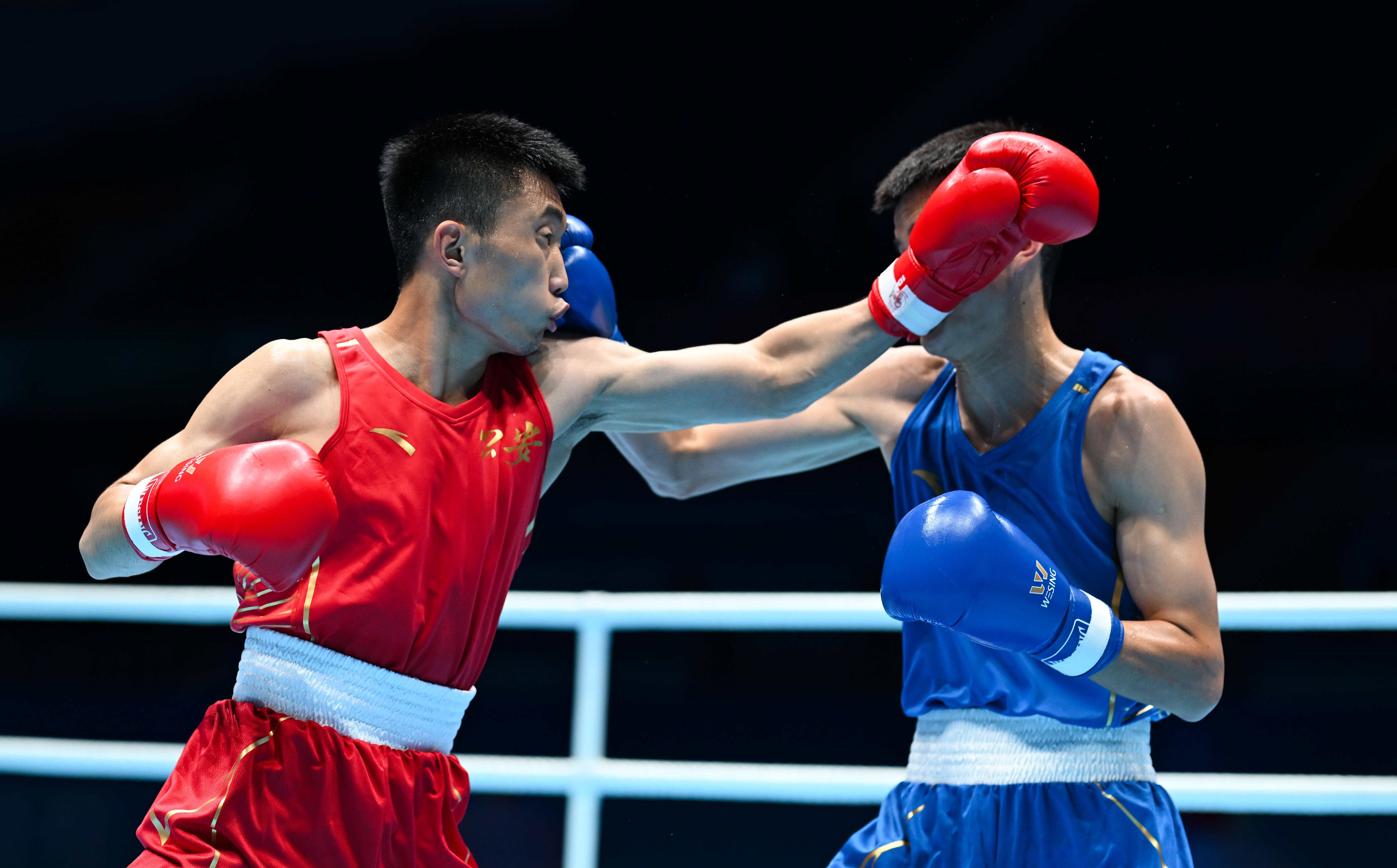 全运会 | 拳击男子57公斤级八分之一决赛:王鑫炎晋级