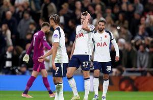 0比1不敌切尔西，斯彭斯当众拒握手，唇语曝光他对主帅放这句狠话