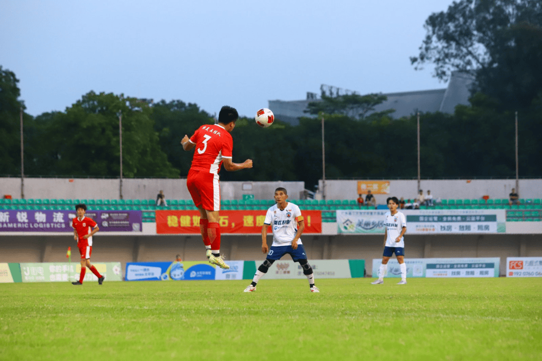 “绿茵场现“父子兵”！南区科创队书写足球传