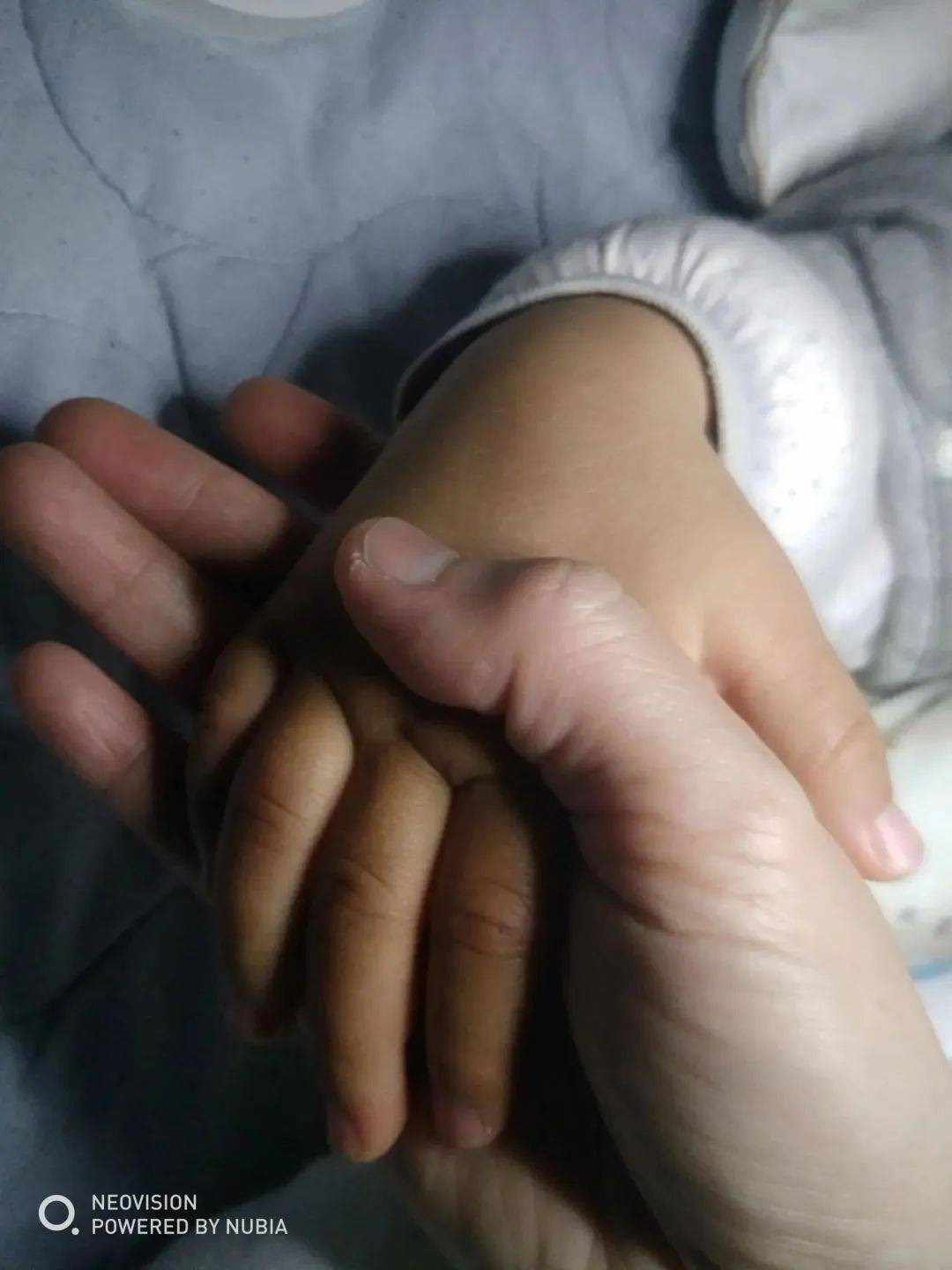 小婴儿为什么总是握着拳头?