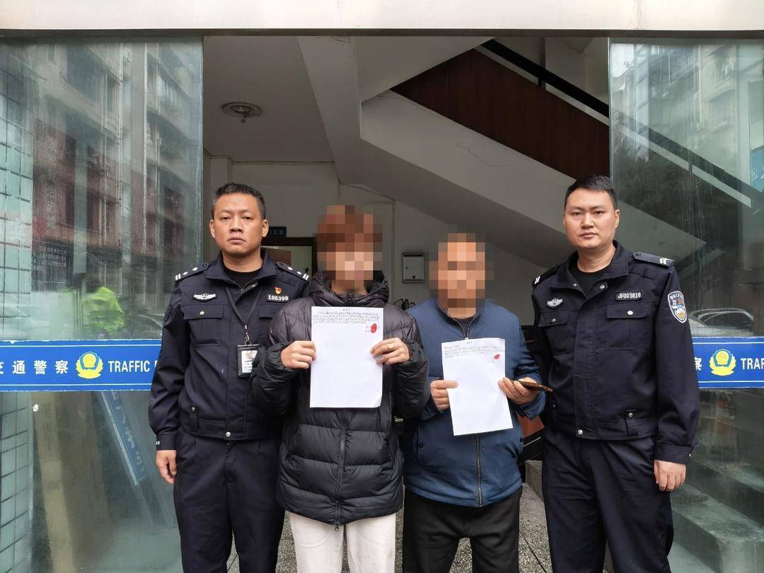 一辆电动车挤5人在车流中行驶?四川宜宾交警:已查处,有未成年人,家长连同批评教育 一辆电动车挤5人在车流中行驶?四川宜宾交警:已查处,有未成年人,家长连同批评教育