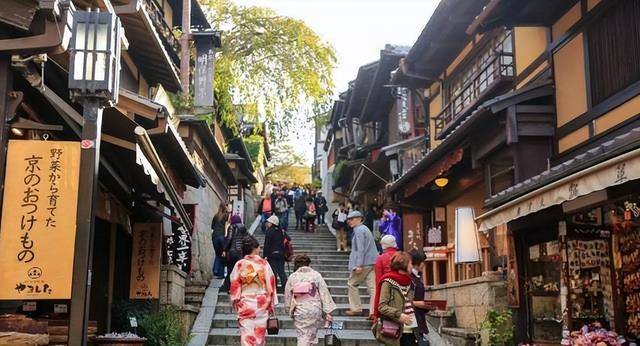 原创 大批日本专家,抛弃日本涌入中国,表面为了赚钱,实则另有目的?