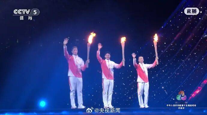 主火炬点燃！火炬手是他们！