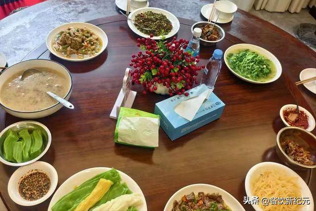 家里来了客人，就请嫂子帮忙做饭。他准备的一