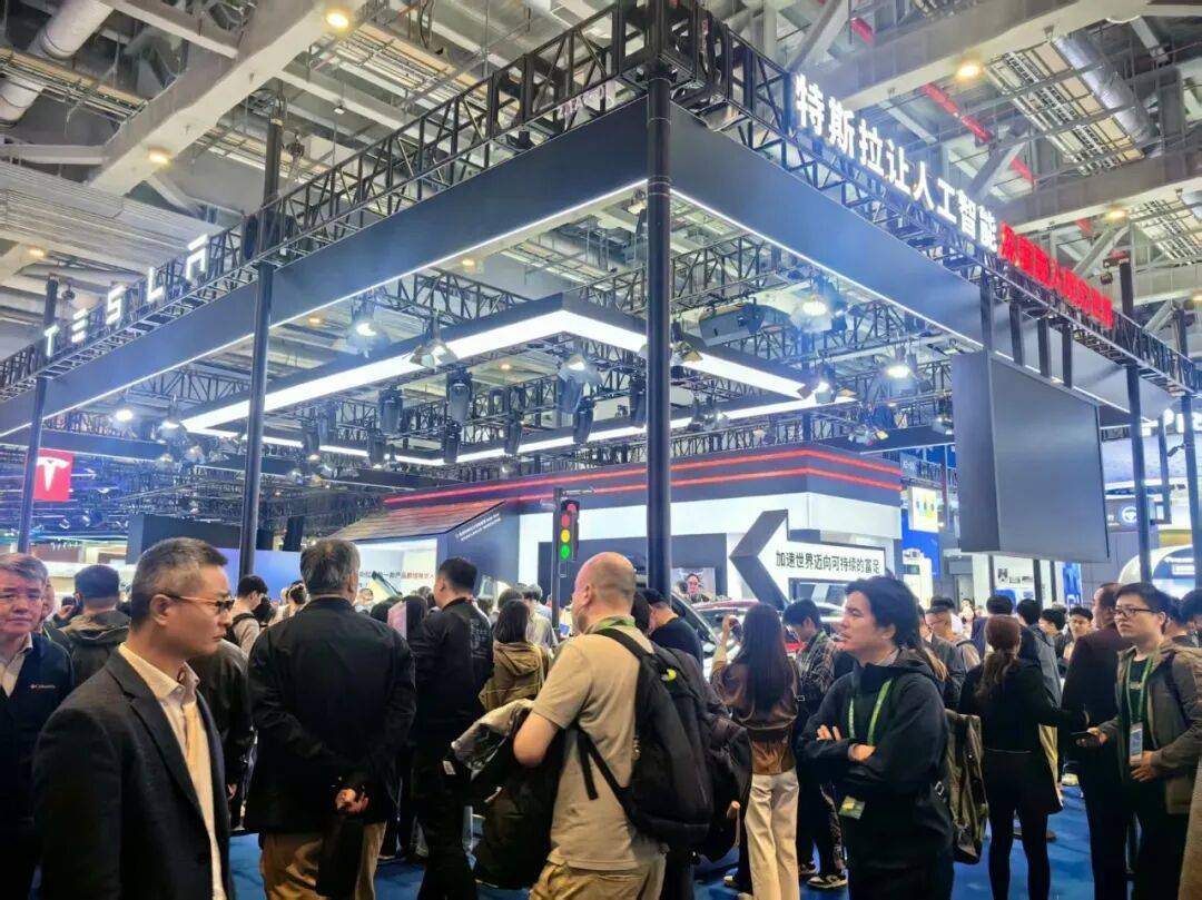 一天24万人逛进博会，外企卖力带货丨一线