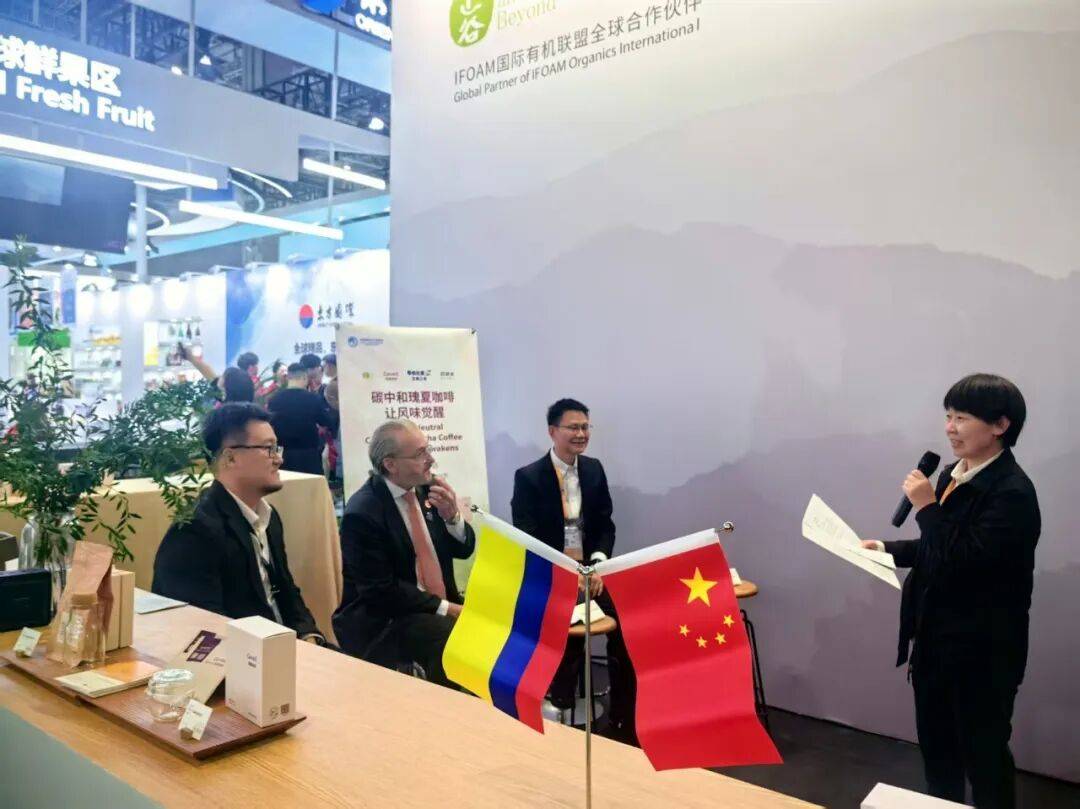 一天24万人逛进博会，外企卖力带货丨一线