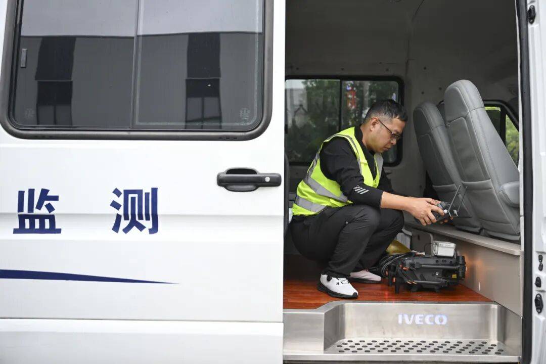 摄▲11月6日,位于两江新区海尔路附近的港城园区,大气环境立体走航车