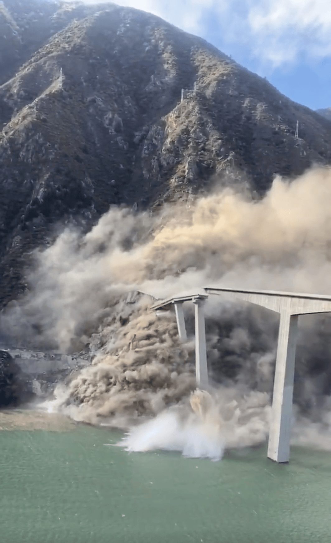 四川红旗桥引桥为何垮塌？官方回应