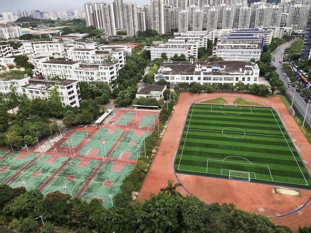 南宁一中学毕业生实名写自传体恋爱小说遭疯传,涉多名师生真名?教育局:已采取措施保护老师