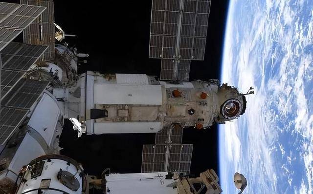 原创             撞击神舟二十真凶锁定，太空出现大量不速之客，推迟返回有危险吗