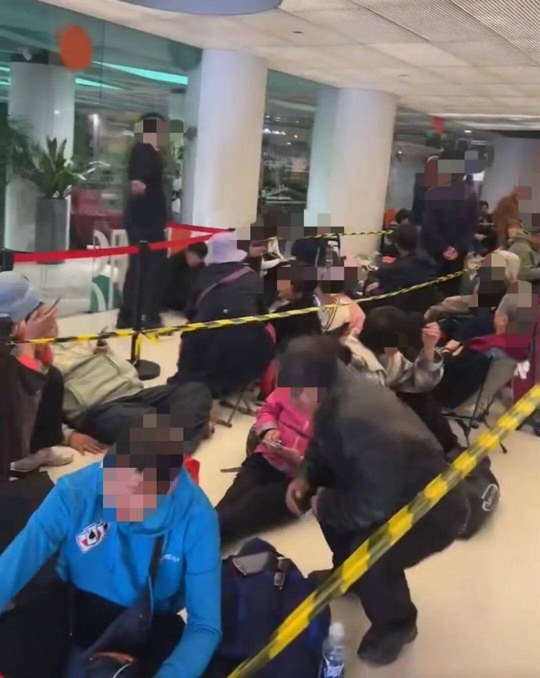 有大爷大妈打地铺过夜排队上海大剧院回应