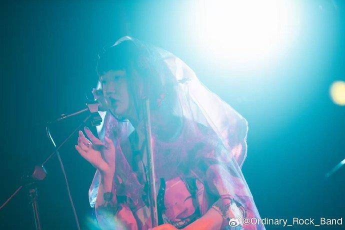 歌手“阿珍”胸腔意外受电动座椅架挤压,抢救10余小时不幸去世,所在乐队来自大连