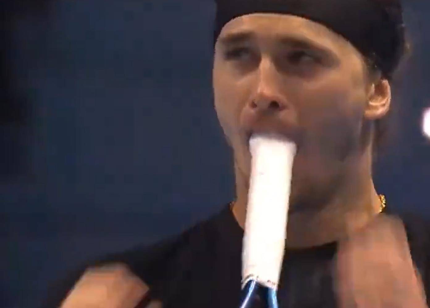 这个辛纳，怎么就是赢不了他！7个破发点一个也没能兑现，兹维列夫气到“吞球拍”