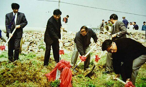 近25亿元股票分给两个女儿!知名企业董事长拟彻底退隐