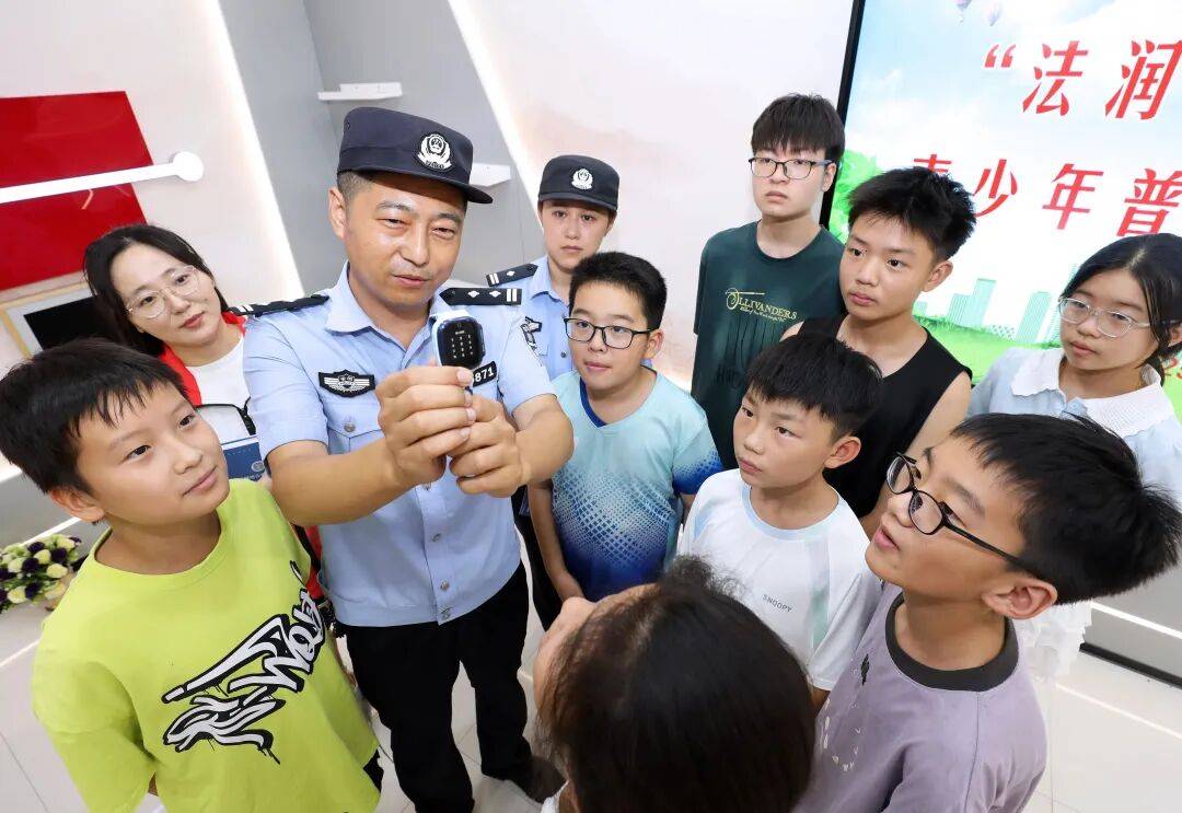 警惕!孩子手腕上正催生“畸形社交” 警惕!孩子手腕上正催生“畸形社交”