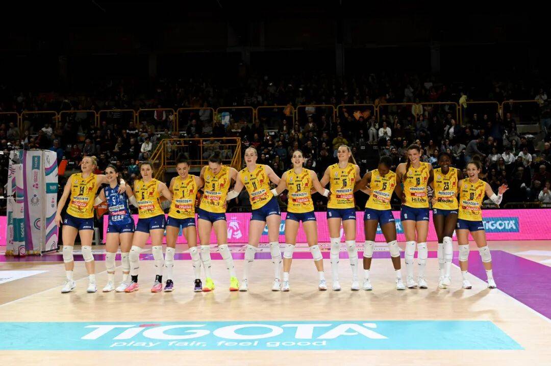 西班牙足球甲级联赛25-12！十连胜！科内稳坐意甲女排榜首 卢比安11分+MVP